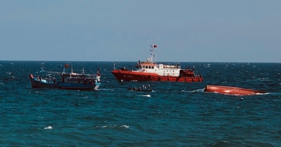 Carguero extranjero rescata a pescadores vietnamitas accidentados hinh anh 1