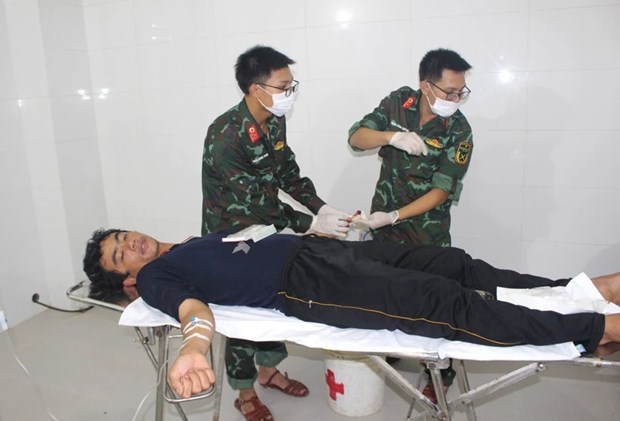 Pescador herido recibe atencion urgente en Truong Sa hinh anh 1