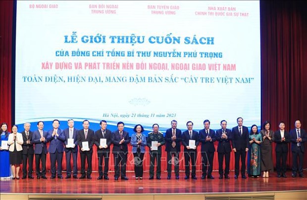 Presentan libro del secretario general del PCV sobre la diplomacia de Vietnam hinh anh 1