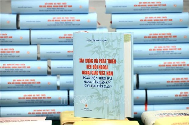 Presentan libro del secretario general del PCV sobre la diplomacia de Vietnam hinh anh 2