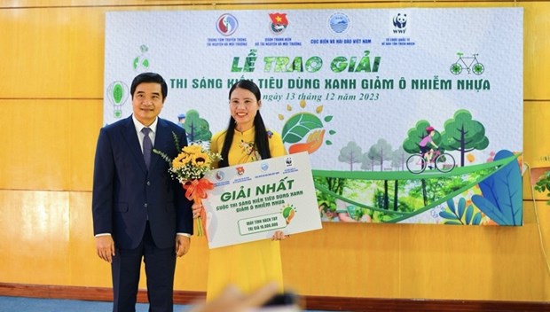 Entregan premios del concurso sobre reduccion de contaminacion plastica hinh anh 1