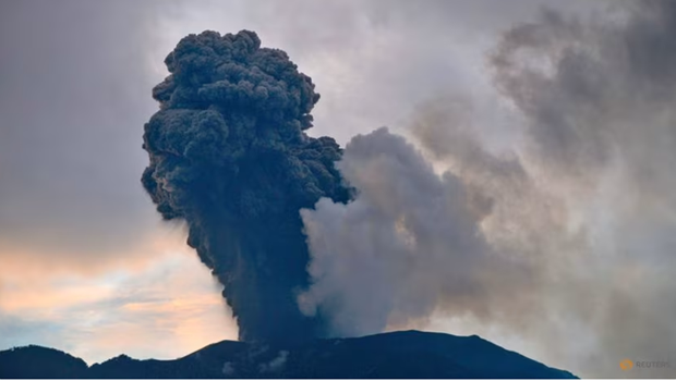 Indonesia evacua a miles de personas debido a erupcion de volcan hinh anh 1