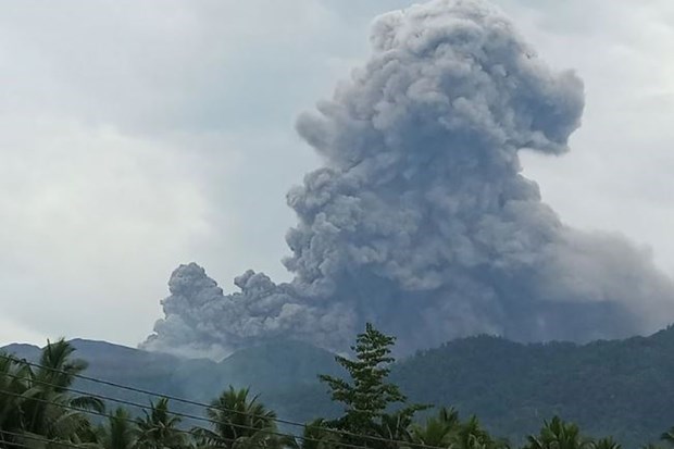 Entra en erupcion volcan Dukono de Indonesia hinh anh 1