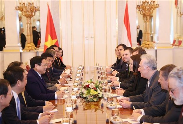 Premier vietnamita concluye con exito su visita de trabajo en Europa hinh anh 2