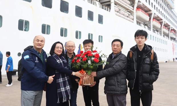 Crucero Dream Cruise con 400 turistas a bordo llega a Bahia de Ha Long hinh anh 1