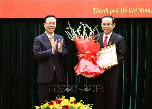 Confieren insignia por 45 anos de membresia del PCV a dirigente de Ciudad Ho Chi Minh hinh anh 1