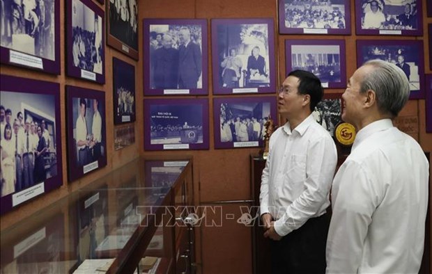 Presidente de Vietnam honra a difuntos dirigentes y extitulares de Estado hinh anh 1