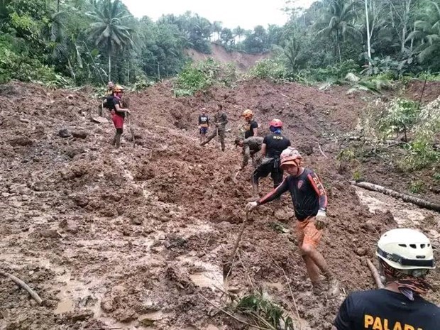 Filipinas rescata a 45 supervivientes de deslizamiento de tierra hinh anh 1
