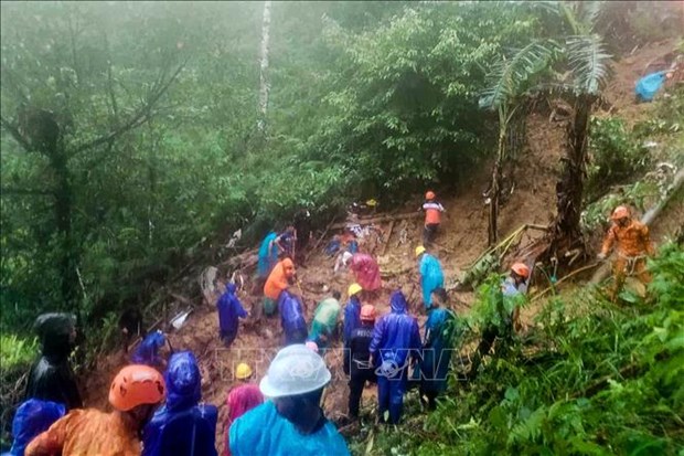 Deslizamiento de tierra entierra dos autobuses en Filipinas y deja muchos heridos hinh anh 1