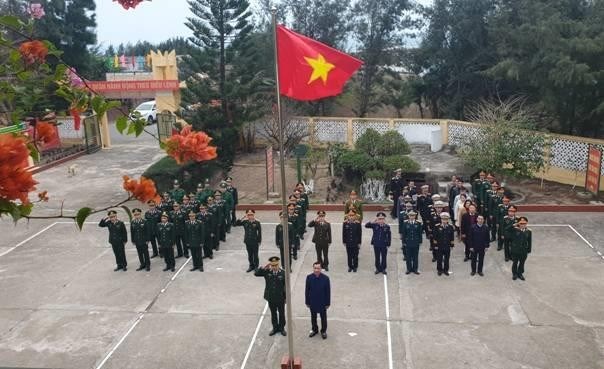 Solemne izamiento de bandera en zonas fronterizas e islas de Vietnam en Tet hinh anh 1