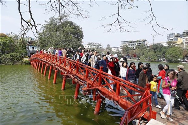 Aumentan turistas internacionales a Hanoi en vacaciones del Tet hinh anh 2