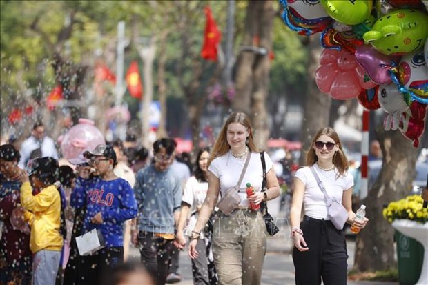 Aumentan turistas internacionales a Hanoi en vacaciones del Tet hinh anh 1