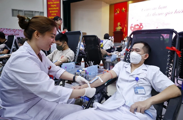 Alrededor de mil 600 personas donan sangre en asueto por el Tet en Vietnam hinh anh 1