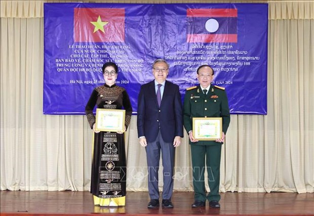 Entregan distinciones honorificas de Laos a individuos y colectivos medicos vietnamitas hinh anh 1