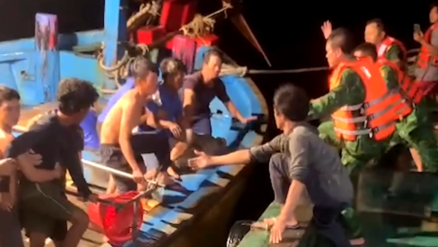 Entregan 11 marineros extranjeros salvados a consulados generales de Indonesia y Malasia hinh anh 1