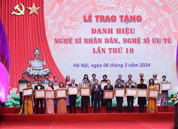 Artistas del Pueblo son activo precioso del pais, resalta presidente de Vietnam hinh anh 1