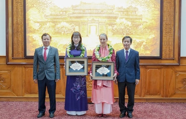 Entregan a dos extranjeros el titulo de ciudadania honoraria de Thua Thien-Hue hinh anh 1