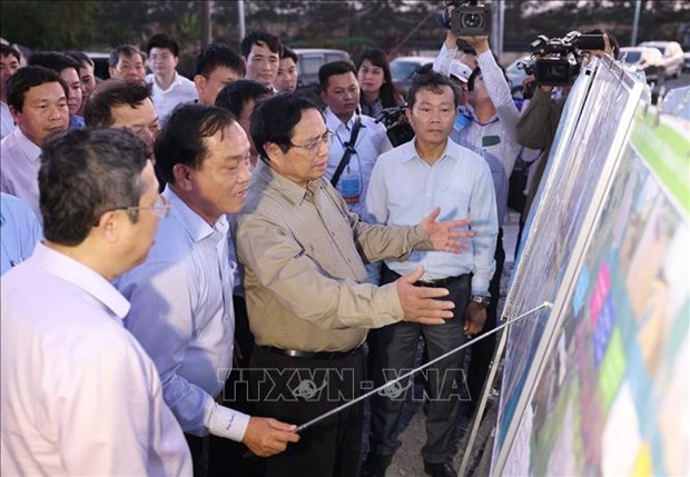 Premier vietnamita inspecciona obras y proyectos clave en Tien Giang hinh anh 2