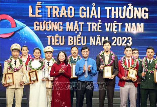 Honran a jovenes destacados de Vietnam en 2023 hinh anh 1
