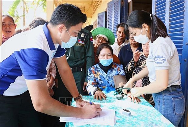 Vietnam ofrece programa gratuita de consultas medicas a ciudadanos en provincia camboyana de Kratie hinh anh 1