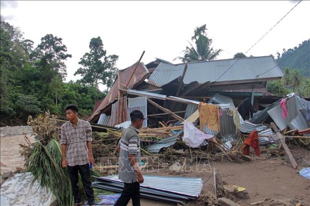 Deslizamiento de tierra en Indonesia deja un muerto y nueve desaparecidos hinh anh 1