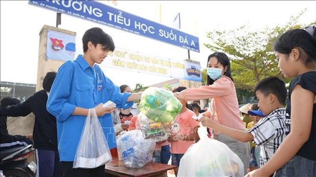 Feria especial utiliza desechos plasticos en lugar de dinero hinh anh 1