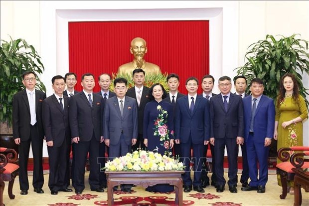 Dirigente partidista recibe a delegacion del Partido de Trabajadores de Corea del Norte hinh anh 1
