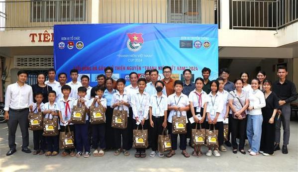 Jovenes vietnamitas ofrecen apoyo a estudiantes desfavorecidos en Camboya hinh anh 1