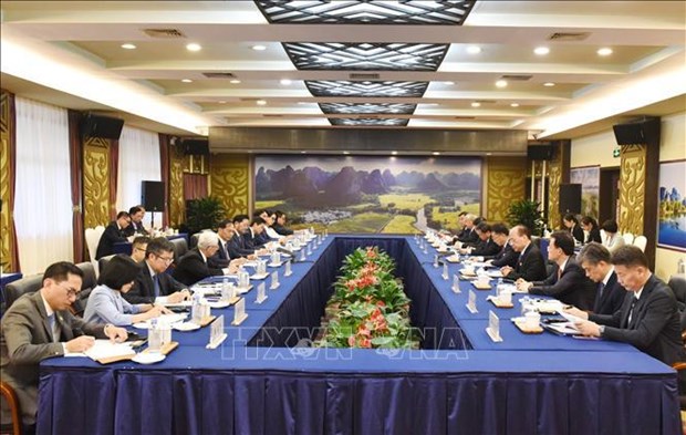 Canciller vietnamita se reune con dirigente de la provincia china de Guangxi hinh anh 1