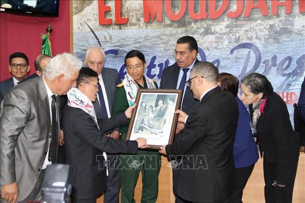 Conmemoran 70 anos de la victoria de Dien Bien Phu en Argelia hinh anh 1