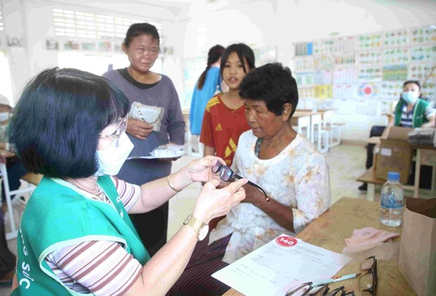 Empresas vietnamitas trabajan junto a personas desfavorecidas en Camboya hinh anh 1