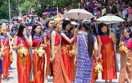 Dirigentes de Vietnam felicitan a Laos y Camboya por sus fiestas del Ano Nuevo hinh anh 1