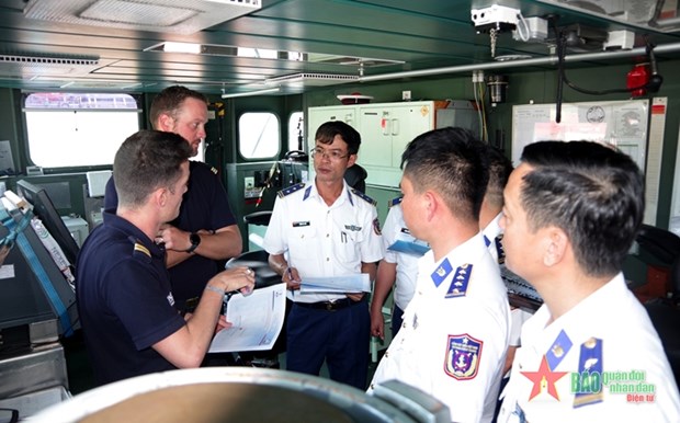 Guardia Costera de Vietnam y fragata francesa realizan ejercicio conjunto hinh anh 1