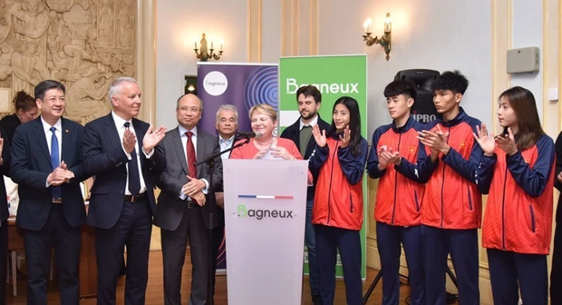 Alcaldesa de Bagneux recibe a atletas vietnamitas de taekwondo hinh anh 1