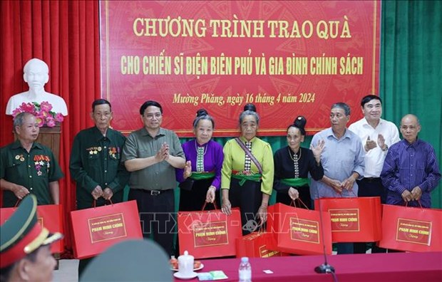 Honran a personas que contribuyeron a la victoria de Dien Bien Phu hinh anh 2