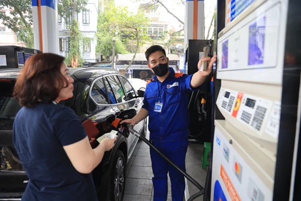 Precios de gasolina aumentan ligeramente en Vietnam hinh anh 1