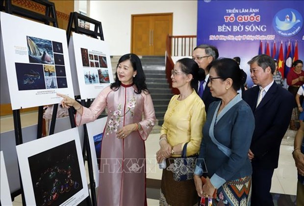 Promueven en Laos imagenes de mares e islas de Vietnam hinh anh 1