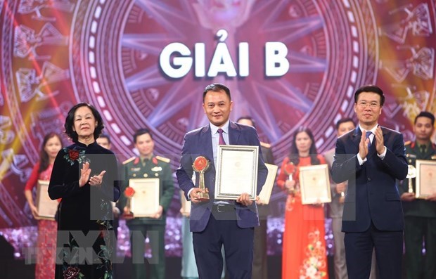 Confirma premio “El martillo y la hoz dorados” la conciencia politica del periodista hinh anh 2
